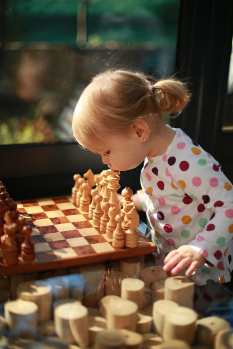 échec echec fille petite enfant enfants chess kiss bisou blonde mignonne choupette chou amour passion love