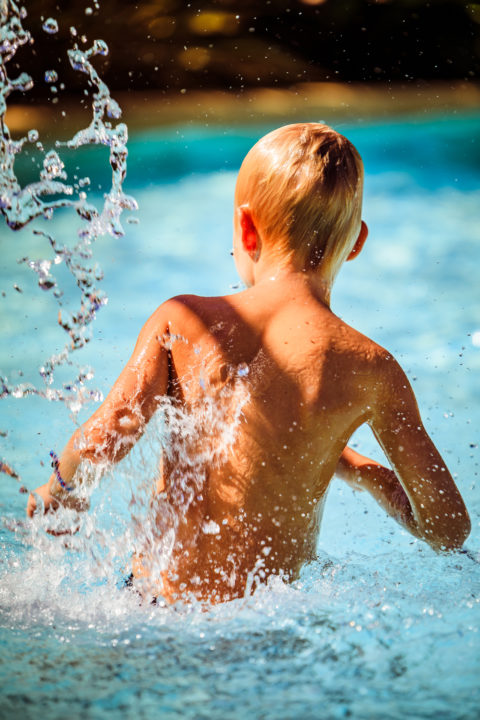 enfant enfants garcon garçons piscine eau goutte mouvement bleu azur blond ete baignade