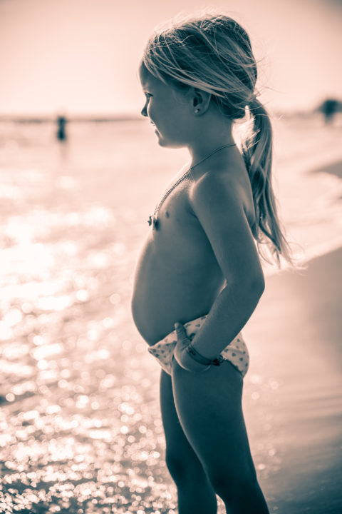 fille filles plage maillot enfant enfants collier fond monochrome rayure baignade estivale