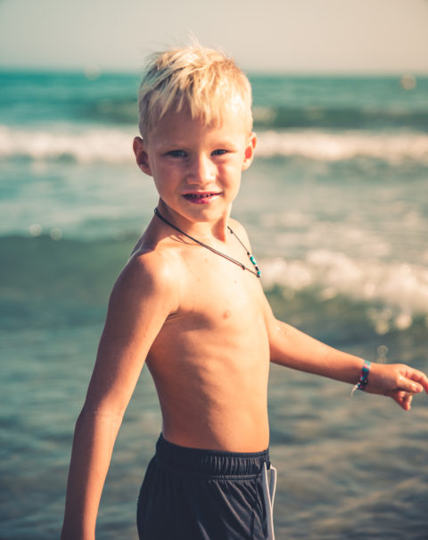 plage enfant enfants garcon garcons garçon surfeur surf california style blond soleil meillot