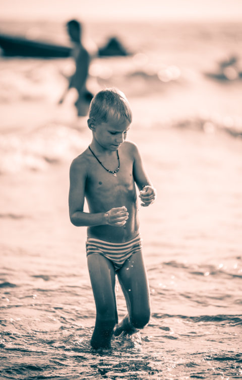 garcon garçons plage maillot enfant enfants collier fond monochrome rayure baignade estivale