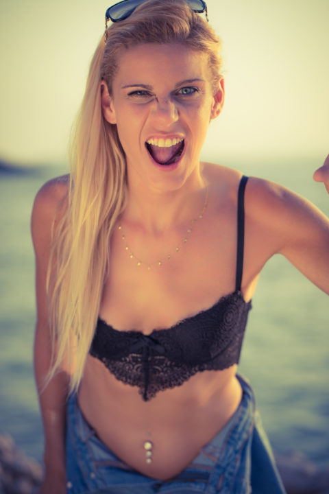 femme dentelle bord de mer rayure combinaison lunette lionne tigresse piercing sexy sensuelle blonde bonne cote d'azur french riviera antibes cannes cap
