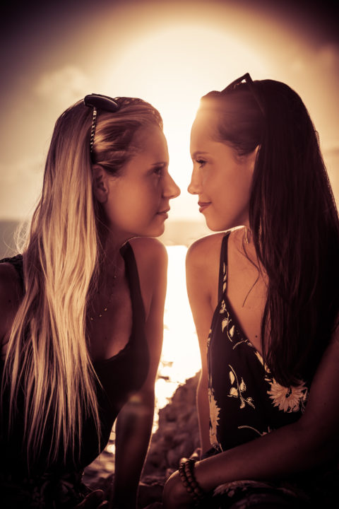 regard blonde brune soleil intense soleil bonne cote d'azur french riviera antibes cannes cap brune