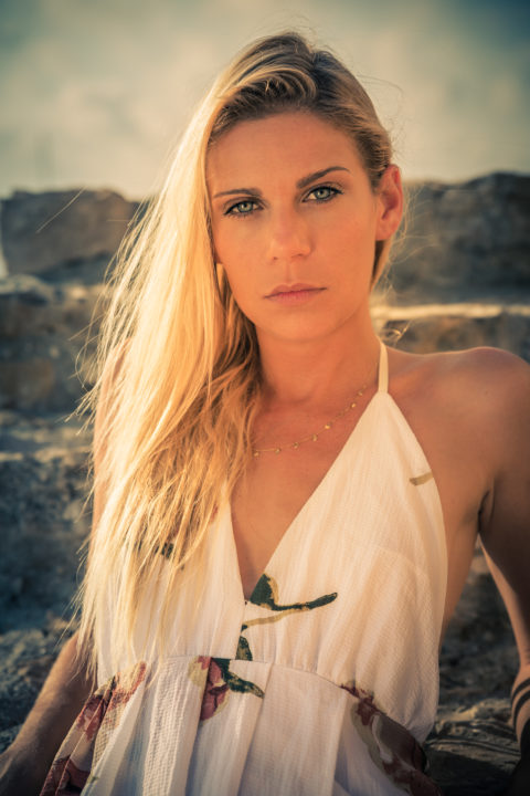 femme blonde couleur bleu douceur dure sexy pose sensuel french riviera cote d'azur beaute