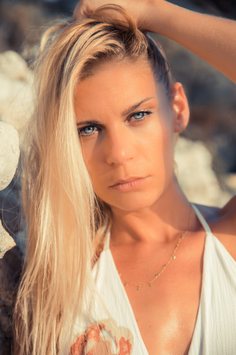 femme blonde couleur bleu douceur dure sexy pose sensuel french riviera cote d'azur beaute