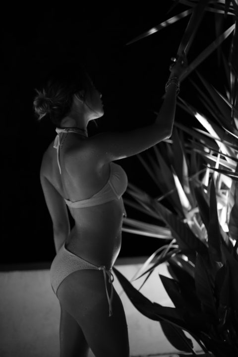 fille maillot bain bikini blanc noir piscine nuit fete