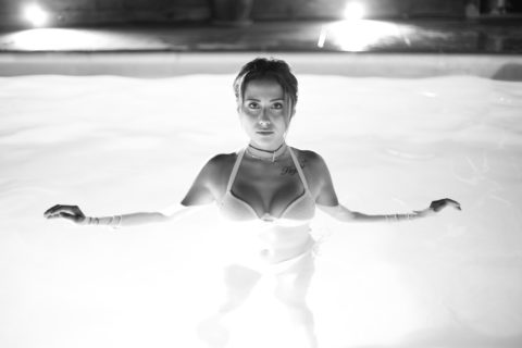 fille femme jeune piscine maillot nuit blanc noir seins belles tatouages colliers