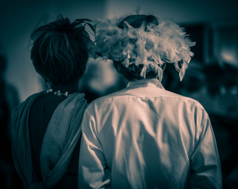 mariage marié maries chapeau plume amour union