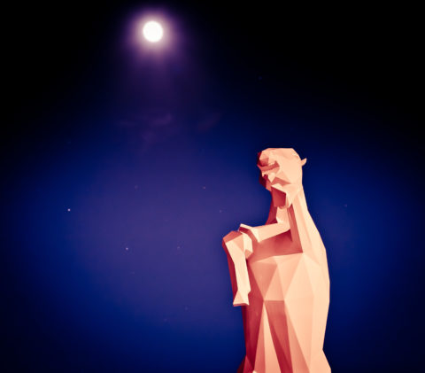 cheval nuit art sculpture blanc violet etoiles cabre lune cote d'azur french riviera antibes cannes cap mer bleu azur