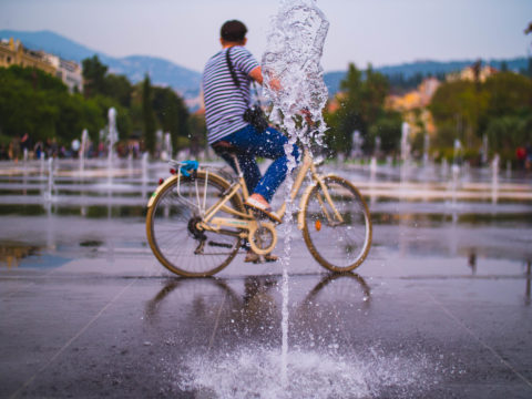 fontaine nice coulee coulée verte eau mouillé mouiller mouille decor ville centre urbain art homme velo francais french mariniere