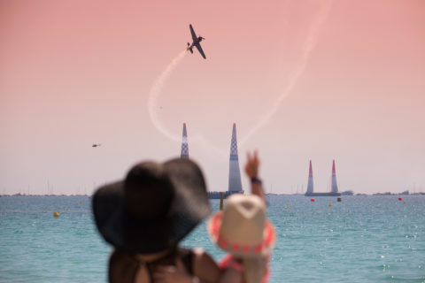 red bull redbull air airrace enfant femme famille mer eau couleurs bleu rose composition pirouette acrobaties avions avion performance fumée competition impressionnant