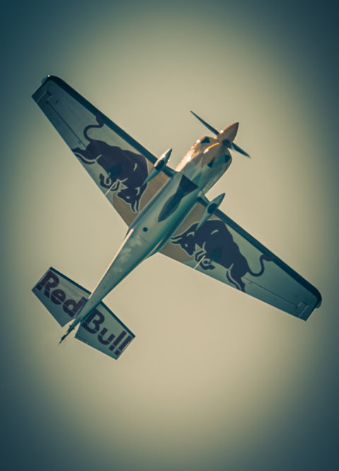 red bull redbull air airrace couleurs bleu composition pirouette acrobaties avions avion performance fumée competition impressionnant