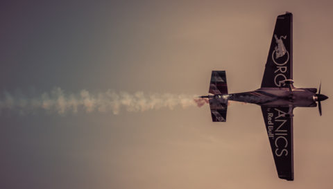red bull redbull air airrace couleurs bleu composition pirouette acrobaties avions avion performance fumée competition impressionnant