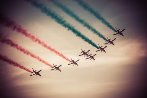 red bull redbull air airrace couleurs bleu composition pirouette acrobaties avions avion performance fumée competition impressionnant patrouille de france