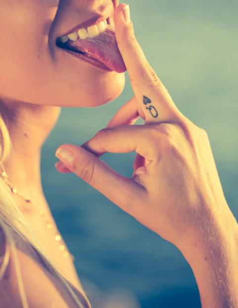 doigt tatouage reine coeur langue sexy provocation